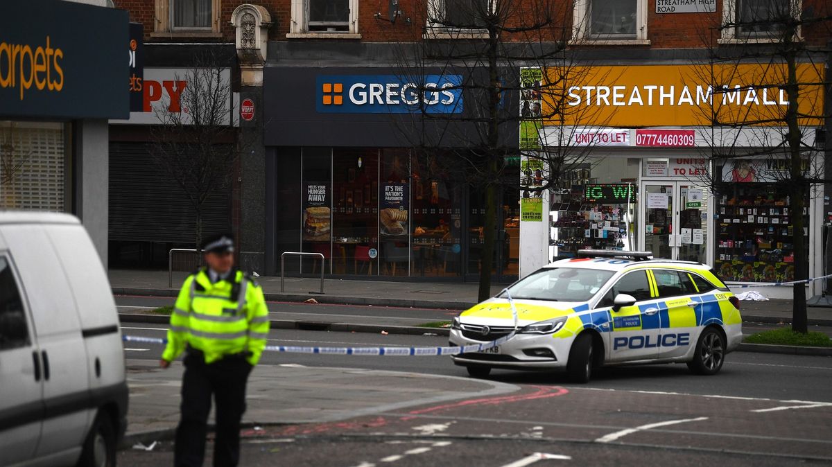 Policie v Londýně zastřelila muže, který pobodal tři lidi